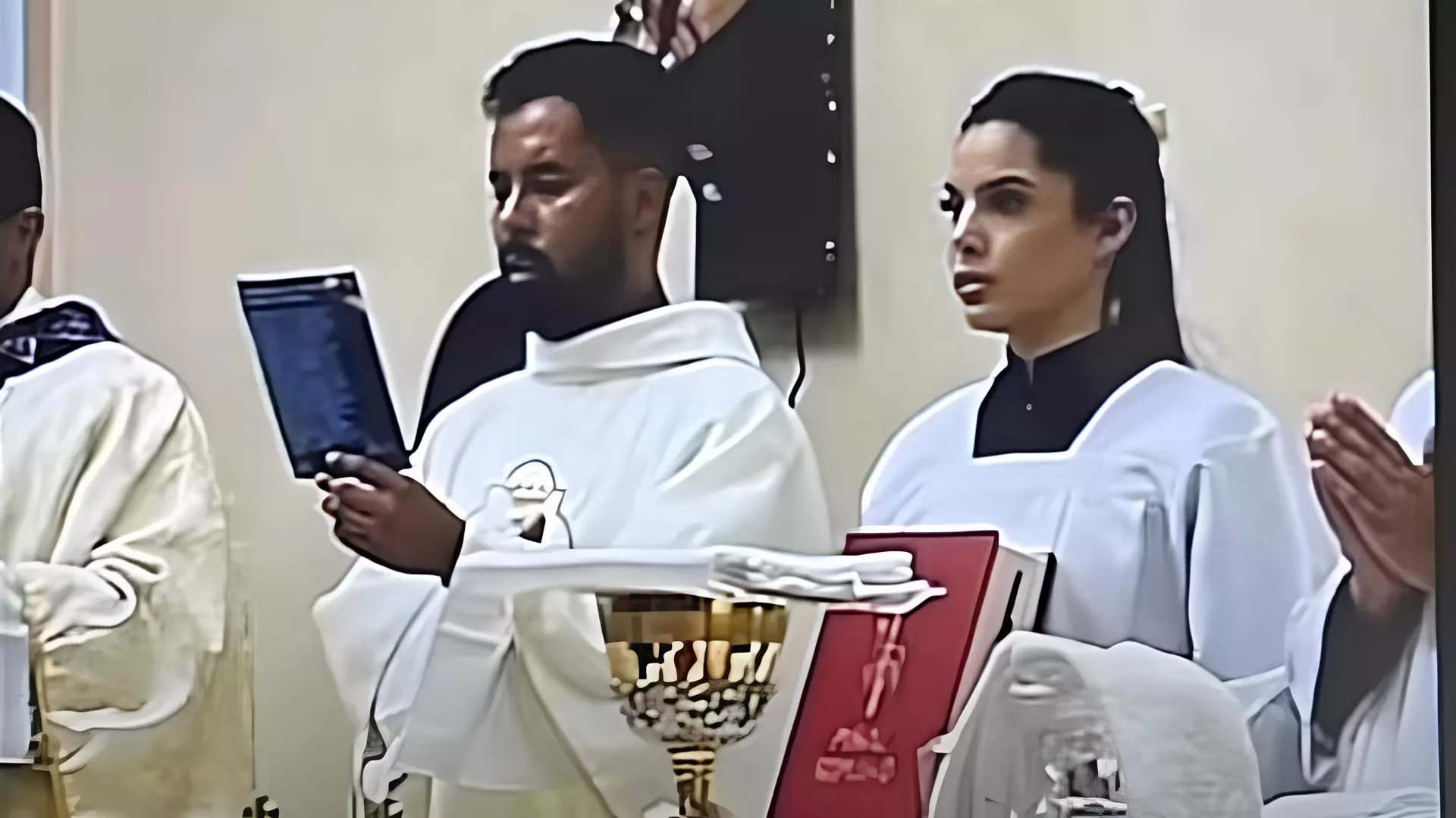 Polícia investiga caso de padre flagrado com mulher de fiel em casa paroquial